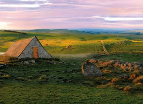 maison forêt d'Aubrac , au coeur de la nature